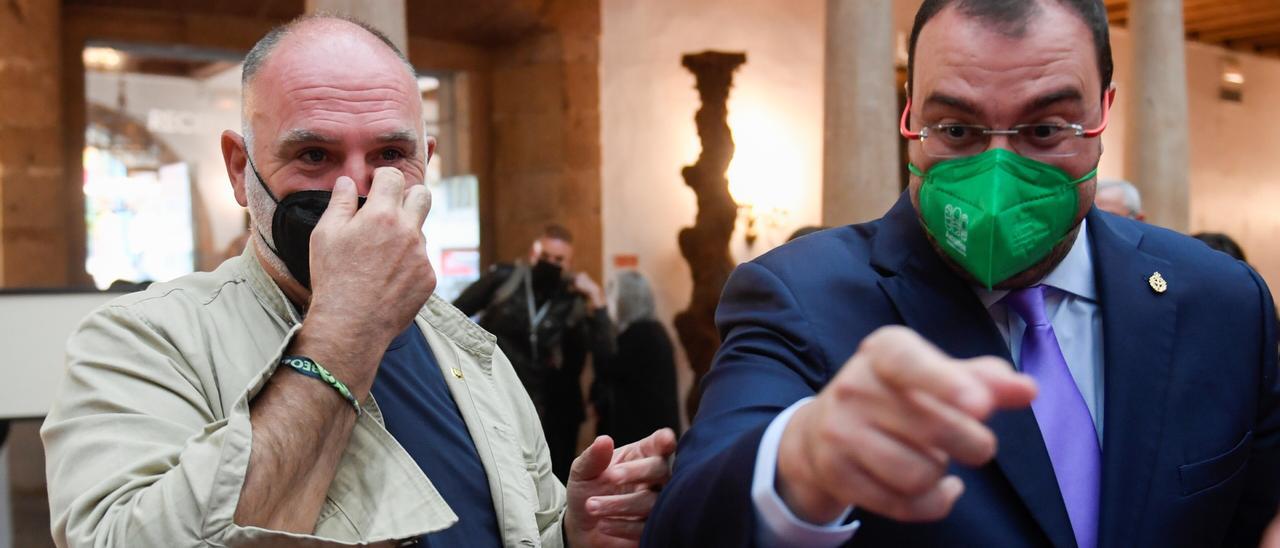 José Andrés con Adrián Barbón en el Hotel de la Reconquista. ELOY ALONSO/EFE