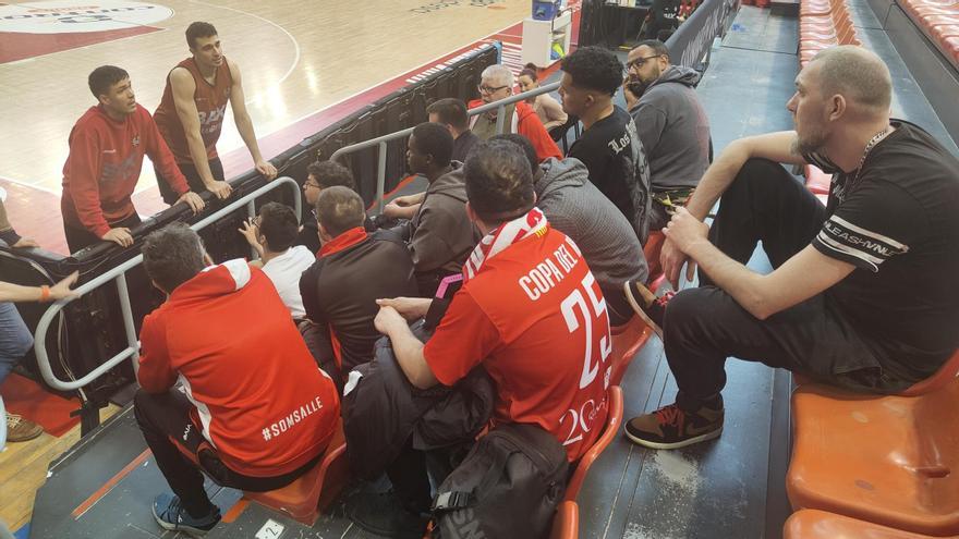 Xerrada motivacional de Dani Pérez i Alex Reyes a l'equip manresà de la Copa Campions