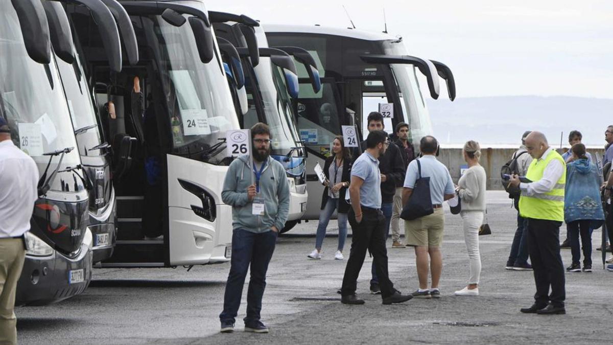 Autocares que esperaban a los cruceristas que contrataron excursiones