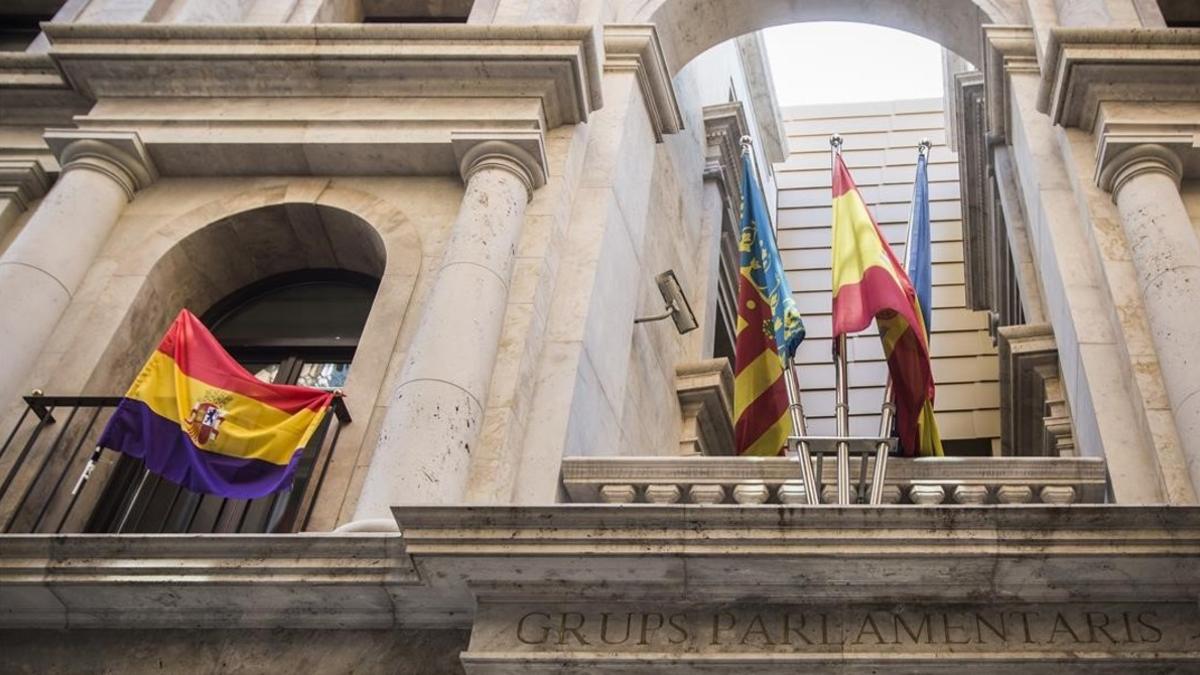 Bandera republicana colgada en la fachada de las Corts valencianas, en el 2014.