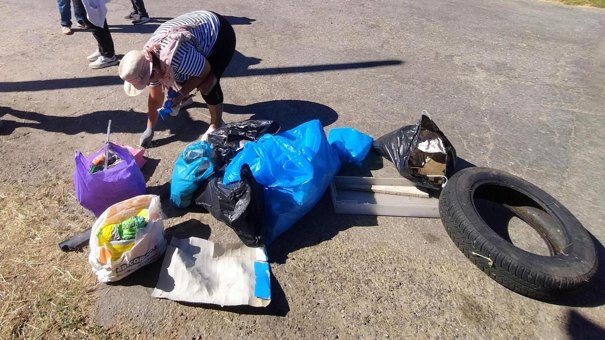Una rueda y otros residuos retirados por los vecinos de San Juan de la Cuesta que han participado en la iniciativa.