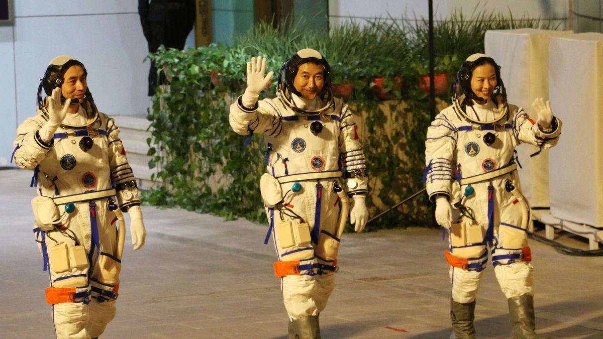 Los tres astronautas de la misión Shenzhou-13.