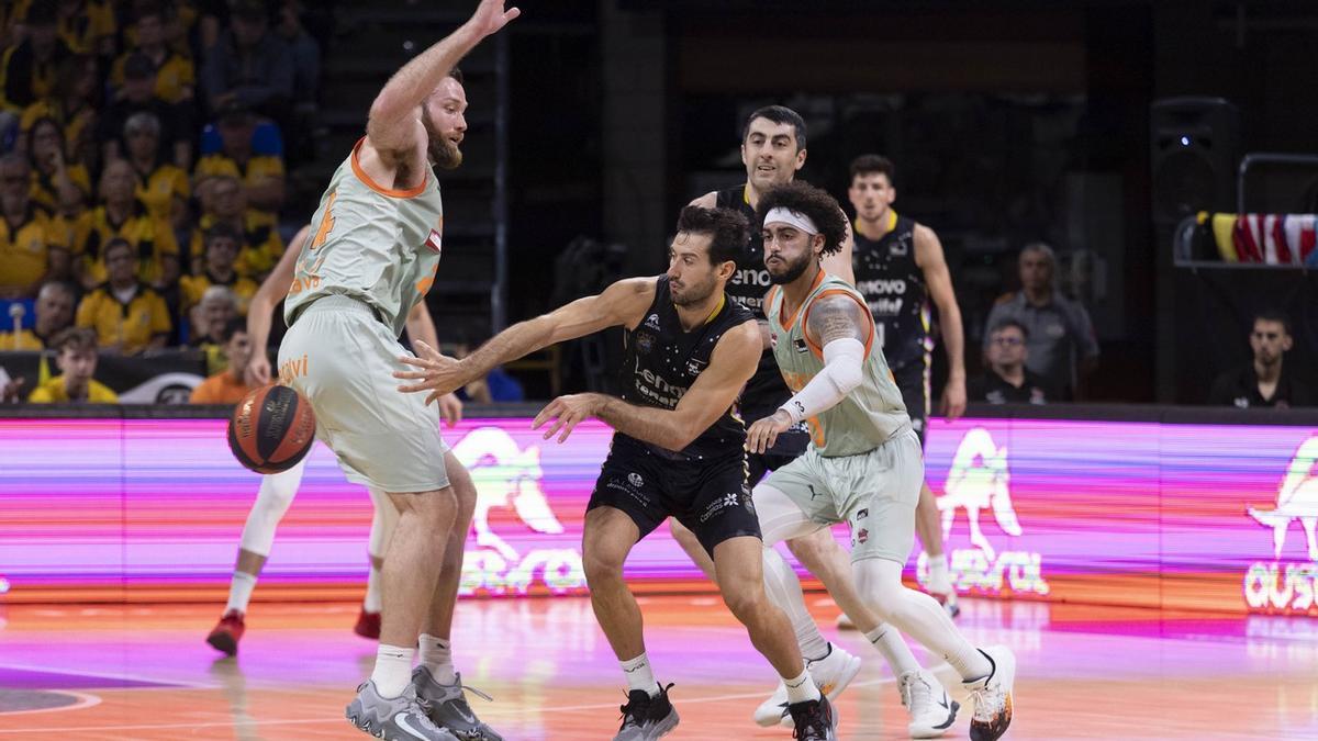 Imagen del encuentro disputado este domingo entre Lenovo Tenerife y Cazoo Baskonia, de la Liga Endesa.