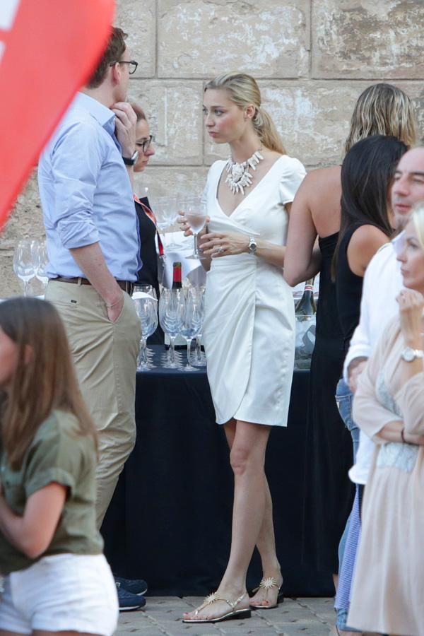 Beatrice Borromeo con vestido blanco en Mallorca
