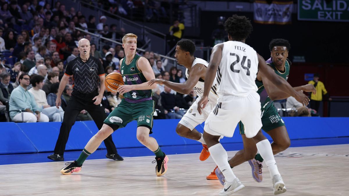 Alberto Díaz intenta 'repartir' juego frente al Real Madrid.