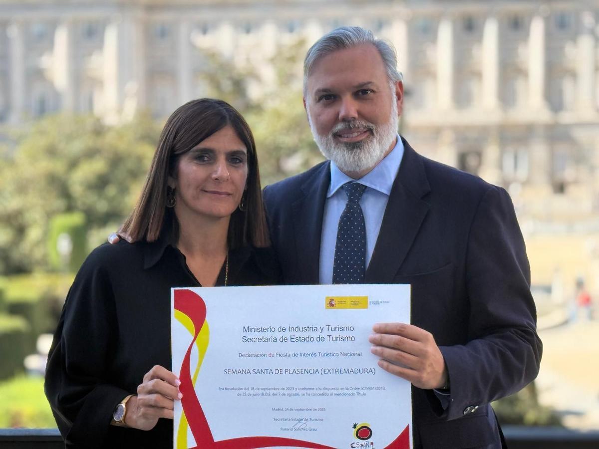 El alcalde y la edil de Turismo, con el distintivo por el interés nacional de la Semana Santa.