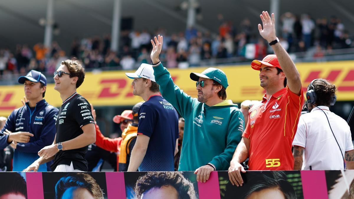 Fernando Alonso, piloto de Aston Martin, junto a Carlos Sainz, de Ferrari, en el GP de Japón.