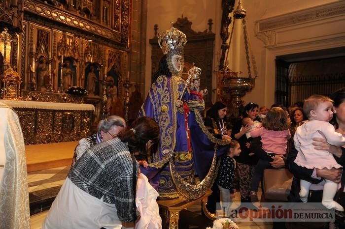 Los niños pasan por el manto de la Fuensanta