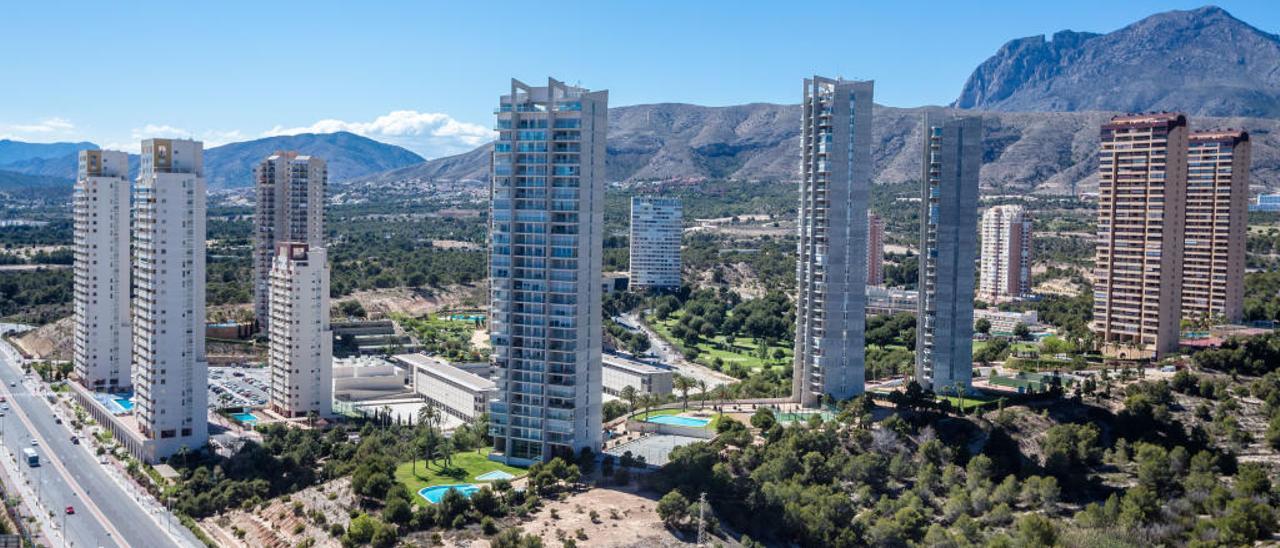 Benidorm ofrece un ejemplo de la simbiosis que existe entre el turismo convencional y el residencial. Muchos visitantes que llegan al hotel acaban comprándose una vivienda.