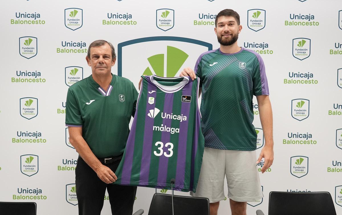 Juanma Rodríguez, junto a Tillie durante la presentación del francés.