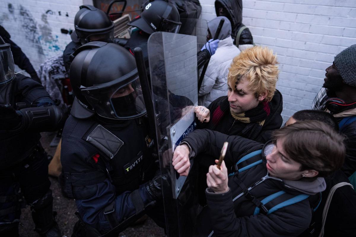 Desalojo del instituto B9 de Badalona