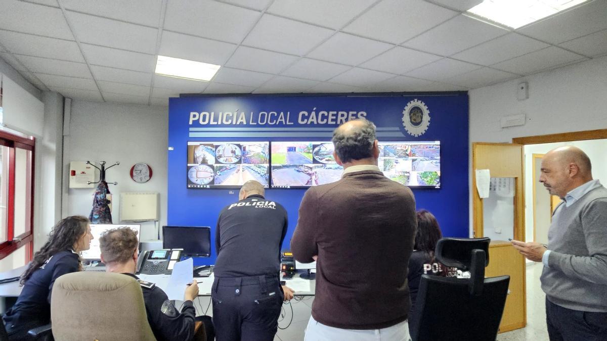 El alcalde de Cáceres, Rafa Mateos, en la policía local.