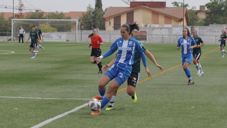 Inés Altamira protege el balón ante una rival del Cacereño; abajo, Laura Fernández intenta un remate de cabeza. |  // SERGIO VELA