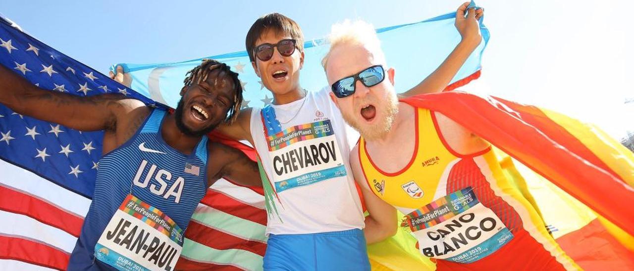 Iván Cano, a la derecha de la imagen, celebra eufórico el bronce mundial con sus compañeros de podio.