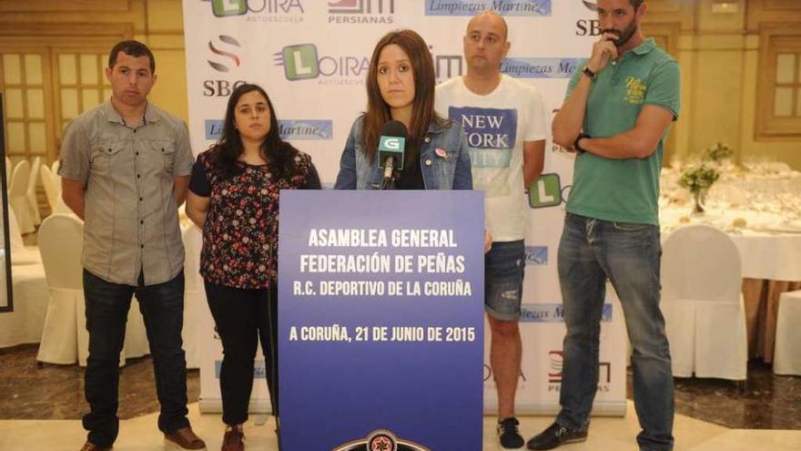Tania Gómez, en el centro, junto al resto de la directiva de la Federación de Peñas.