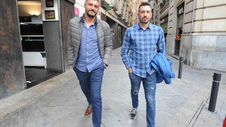 Gustavo Munúa y Manolo Herero, ayer en la Plaza de las Flores de Murcia.