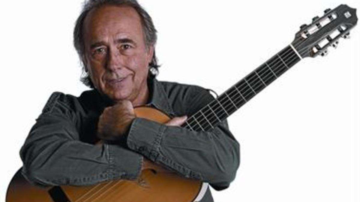 UNIDO A LA GUITARRA Joan Manuel Serrat posa en el estudio de EL PERIÓDICO durante una sesión fotográfica realizada para el suplemento Dominical, a principios de febrero.