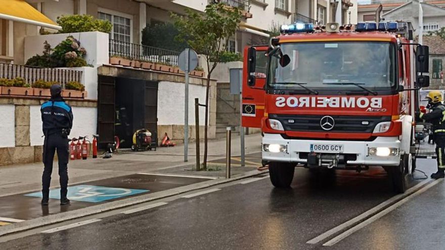 Los bomberos, ante el transformador siniestrado. | // FDV