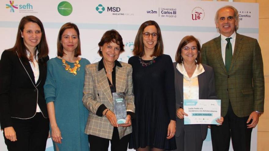 María Sanjurjo (tercera por la izq.) y Patricia Muñoz (segunda por la dcha.) con miembros de sus equipos, representantes de MSD y el consejero de Sanidad de la Comunidad de Madrid, Enrique Ruiz.