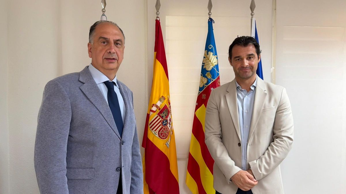El conseller de Emergencias e Interior, Juan Carlos Valderrama, con el alcalde de Torrevieja, Eduardo Dolón