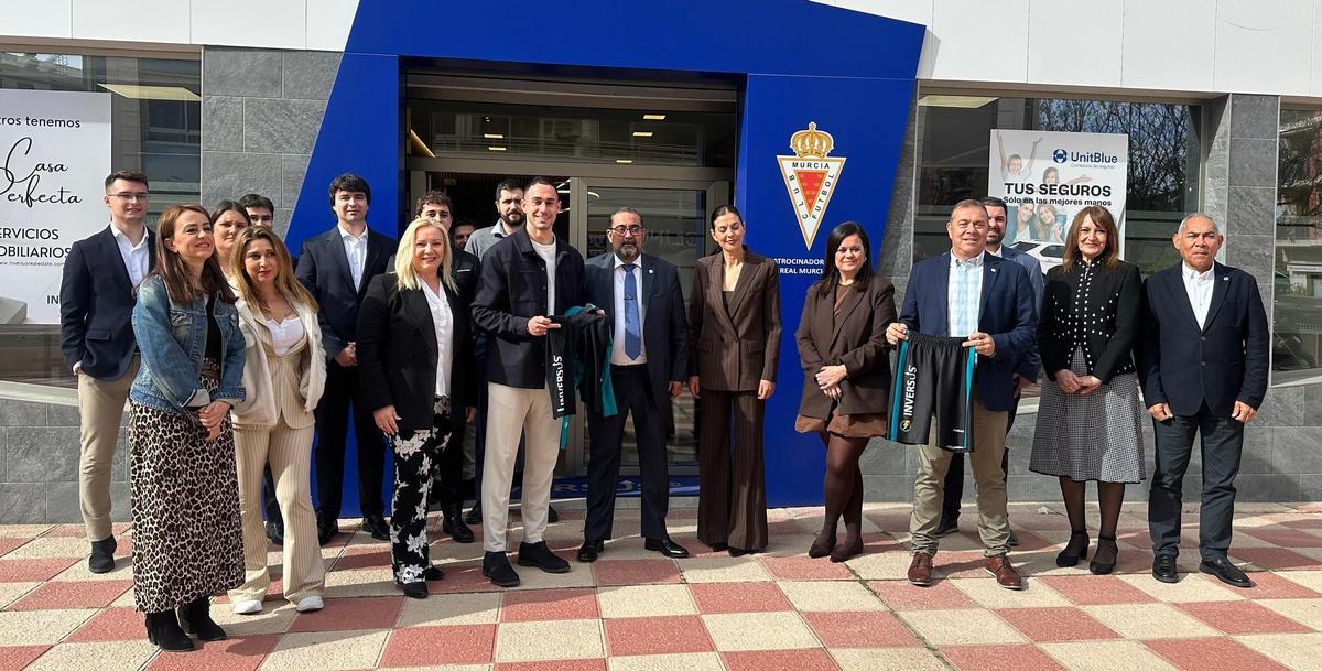 Sergio López y Lydia Sánchez posan junto a parte de la plantilla de Inversus.