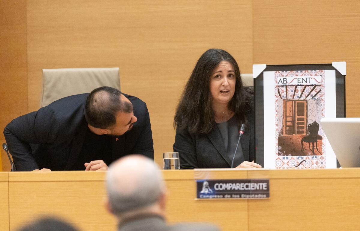 La trabajadora del 112 regala una ilustración a la comisión de la dana en el Congreso.
