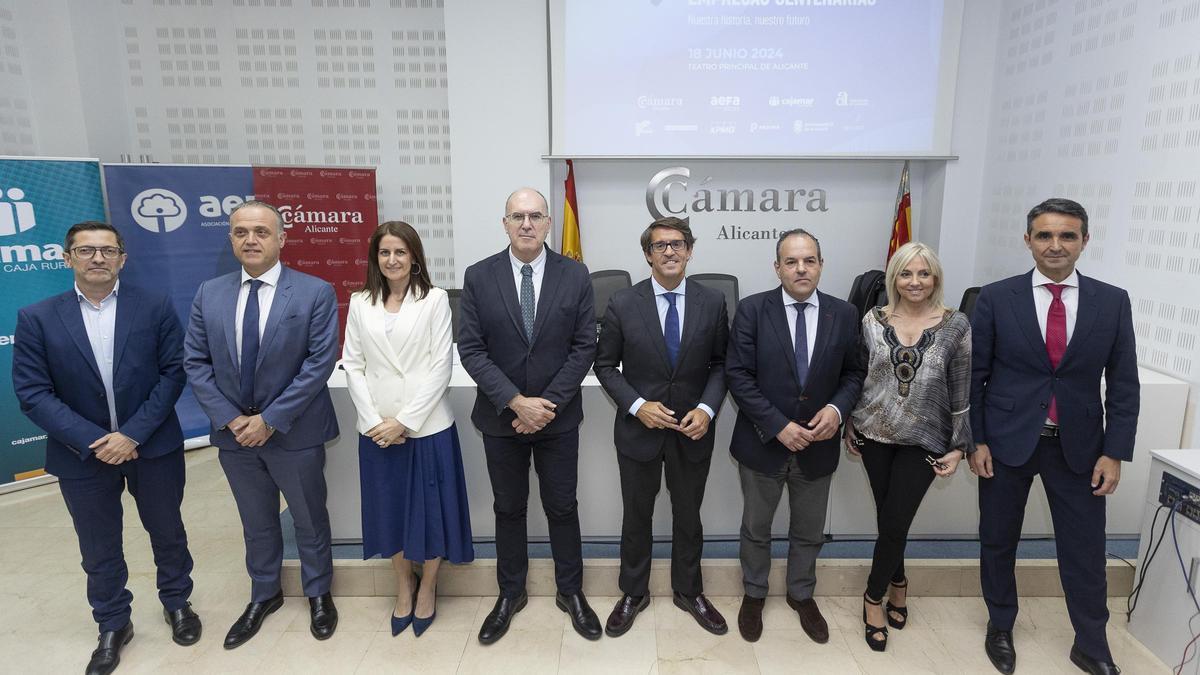 Representantes políticos y empresariales que impulsan la iniciativa de «Empresas Centenarias», durante la rueda de prensa de presentación de la nueva edición de 2024.