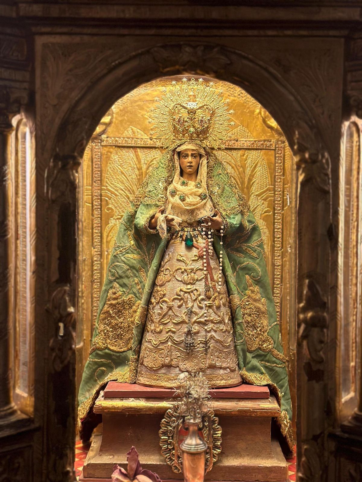 Una escultura que representa la talla de la Virgen de la Esperanza Macarena de la firma The Exvotos.