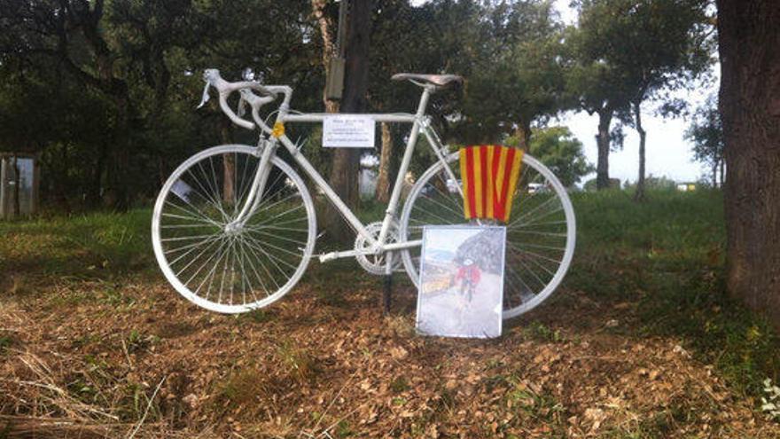 Una de les bicicletes blanques que s&#039;ha instal·lat