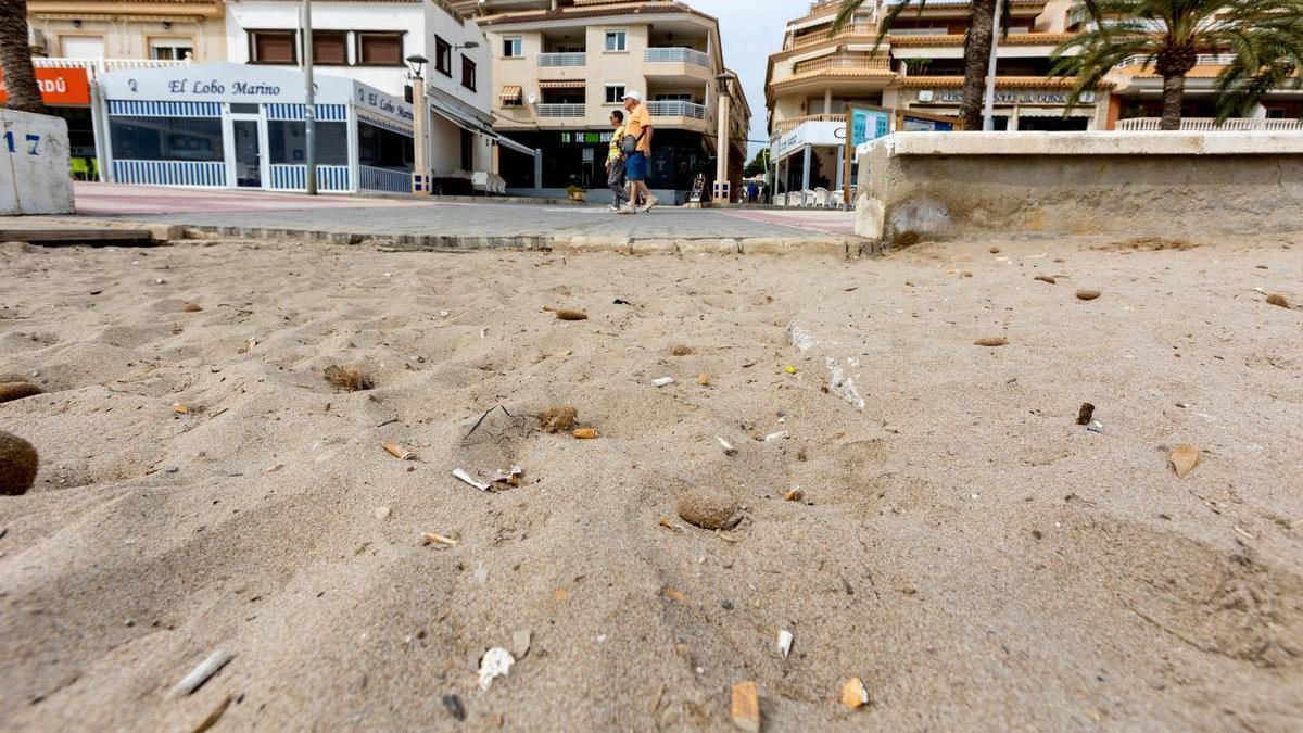 Colillas en uno de los puntos donde denuncian los vecinos que el baldeo arrastra suciedad hasta la arena