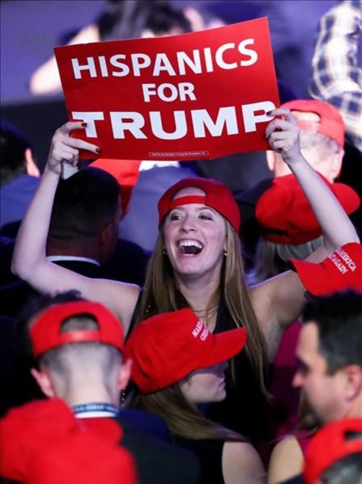 Una joven de Hispanos por Trump muestra su evidente alegría tras conocer los resultados.