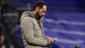 Pablo Machín toma notas durante el partido contra el Real Madrid