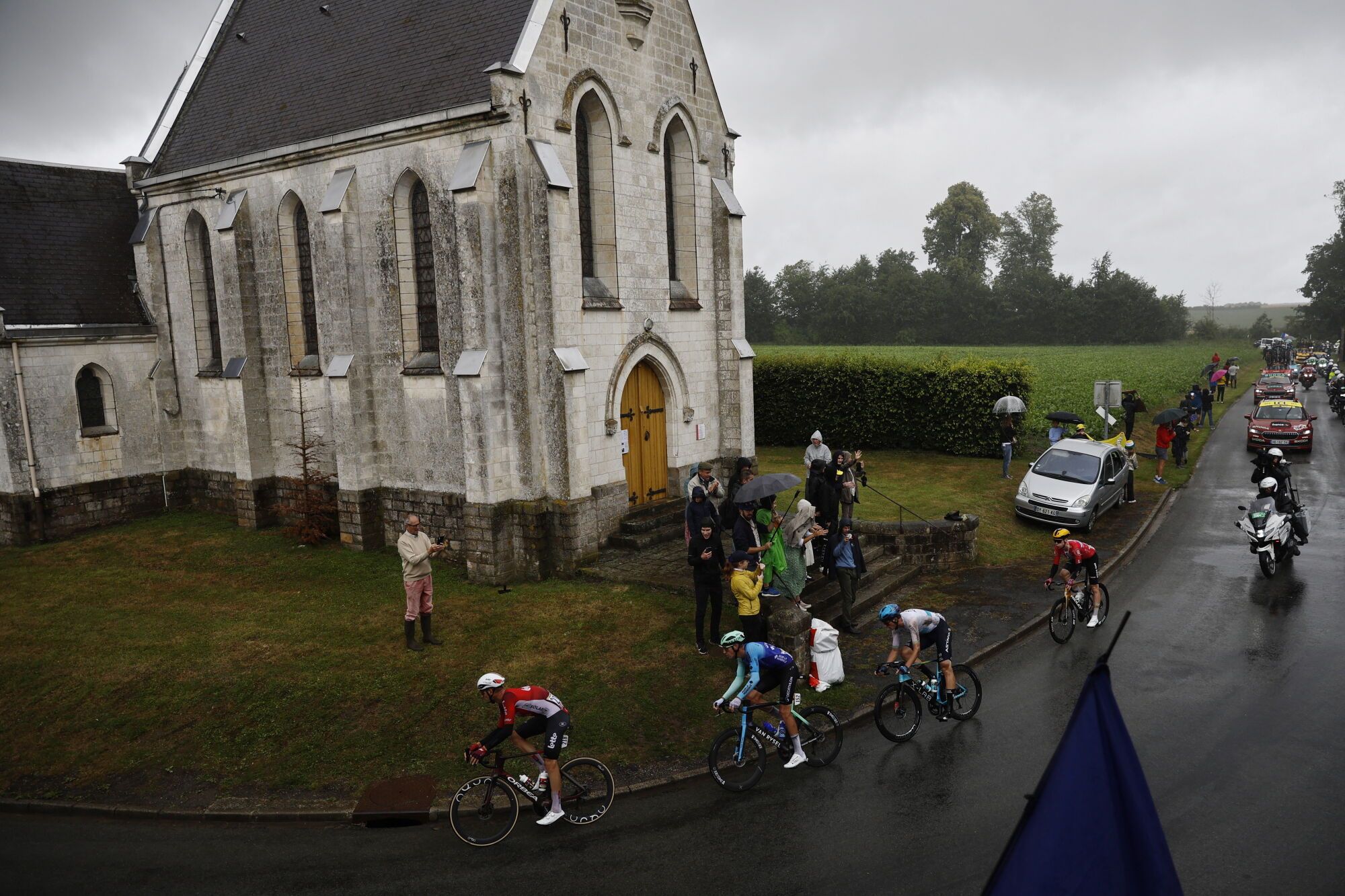 (France), 06/07/2025.- (L-R) Belgian rider Brent Van Moer of Lotto team, French rider Bruno Armirail Decathlon AG2R La Mondial Team, Kazakh rider Yevgeniy Fedorov of XDS Astana Team, Norwegian rider Andreas Leknessund of Uno-X Mobility team in action during the 2nd stage of the Tour de France cycling race over 209.1km from Lauwin-Planque to Boulogne-sur-Mer, France, 06 July 2025. (Ciclismo, Decatlón, Francia) EFE/EPA/MARTIN DIVISEK