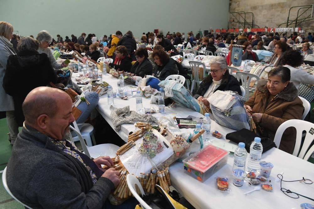 Casi un millar de aficionados a los bolillos, al patchwork y a las vainicas se desplegan en el frontón del Palacio de los Deportes de Riazor en el Encontro Multilabores, que cumple su 8ª edición.