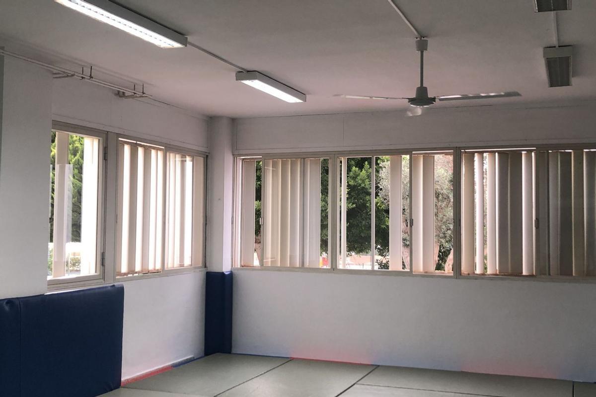 Imagen de las persianas que tienen que cambiarse en el colegio de Puig d’en Valls. | CEIP ES PUIG D’EN VALLS