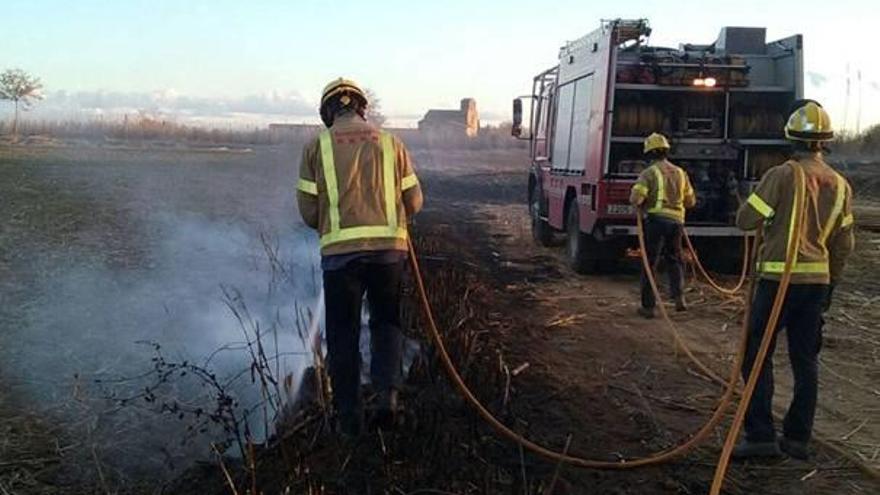 Els efectius, acabant de remullar la zona afectada.