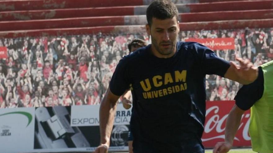 Fran Pérez conduce el balón en un entrenamiento.