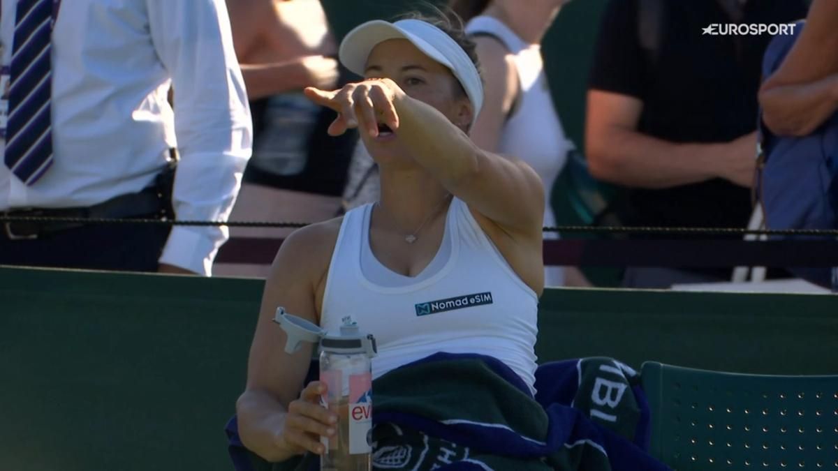 Putintseva señalando a las gradas