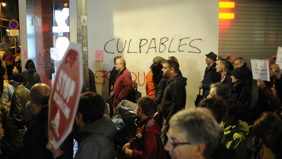 Manifestación en contra de los desahucios, el viernes por la noche en Barakaldo.