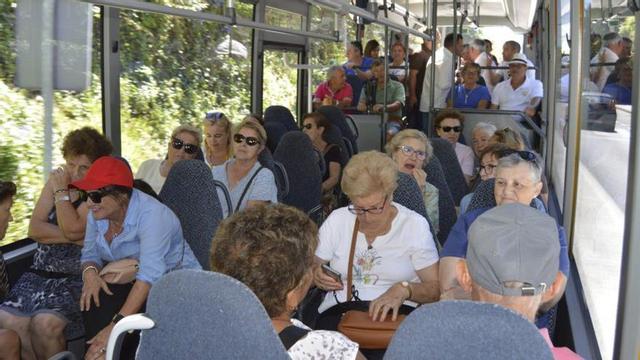 Usuarios del bus urbano.
