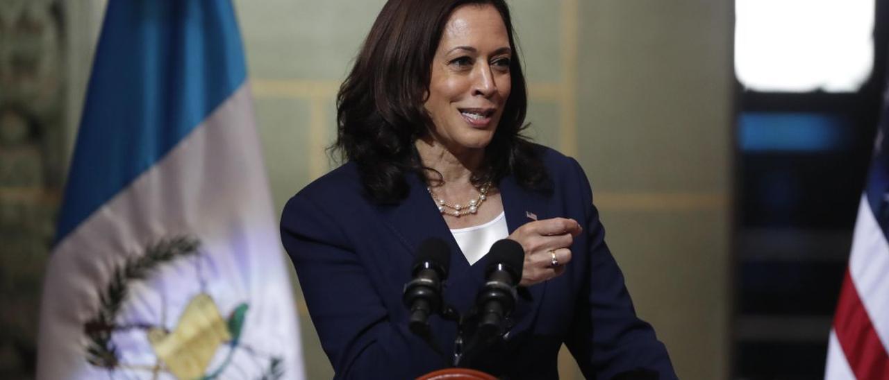 Kamala Harris pierde popularidad entre los votantes tras seis meses en el puesto