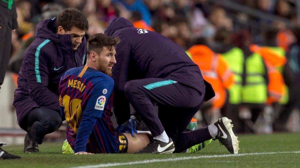 Leo Messi, atendido en la banda durante la segunda mitad del Barça-Valñencia