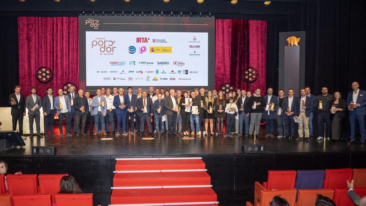 Foto de familia de todos los premiados de la 32ª gala de los Premios Porc d'Or.