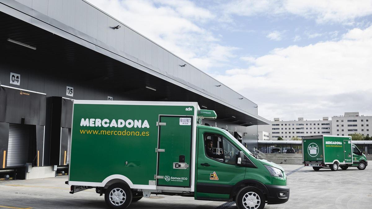 Vehiculos de reparto de Mercadona Online, en una imagen de reciente.
