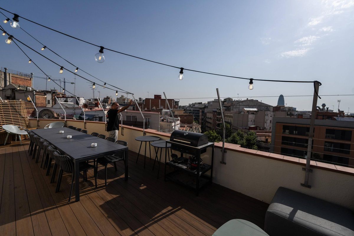 David Uriarte, cofundador y CEO de Aticco Living, muestra las zonas comunes del edificio de coliving que gestiona en Barcelona.