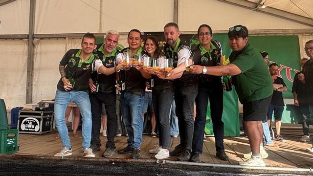 Por la izquierda, Jonathan Trabanco, Pablo Suárez, Jorge Vargas, Alejandra Venegas, Antonio Sorca, Isabela Padrón y Leo Boya, brindando con sidra tras la entrega de premios del concurso de Lugones. | J. A. O.