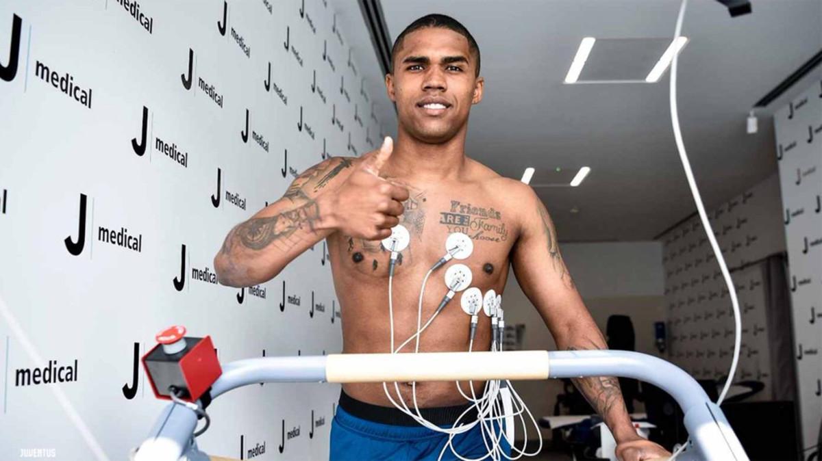 Douglas Costa firmó tras pasar el reconocimiento médico