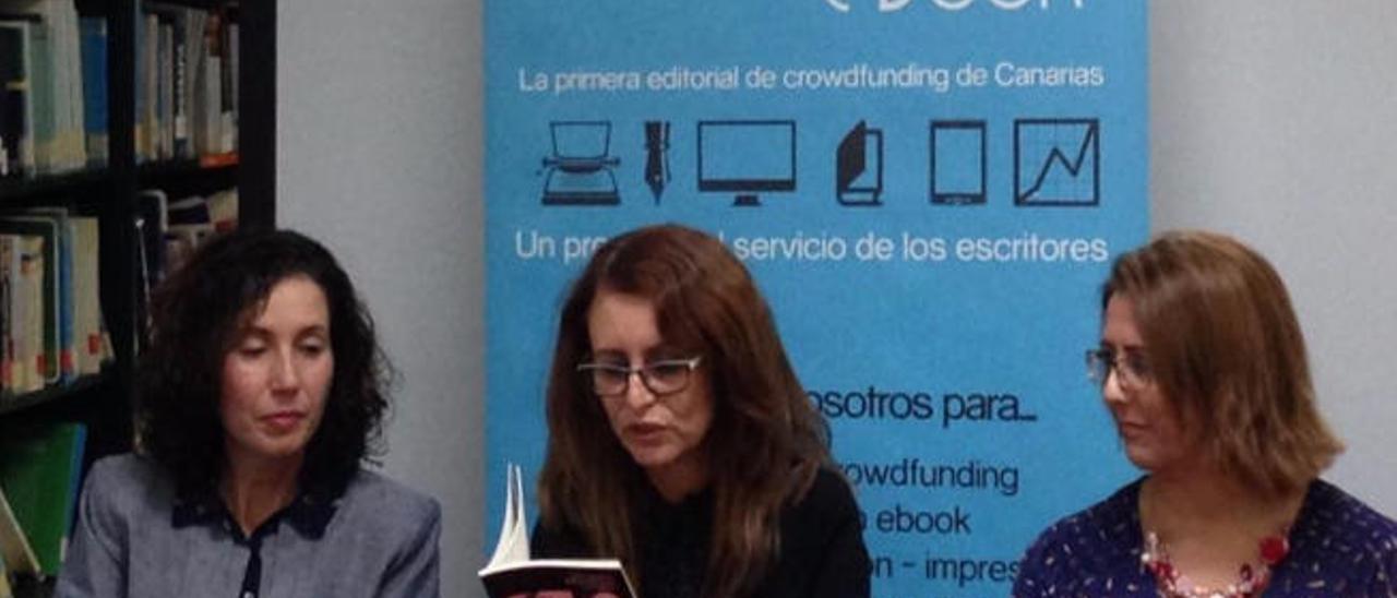 Por la izquierda, Lucía Martín, Belkys Rodríguez y Lidia Caballero durante la presentación del libro en Vecindario.