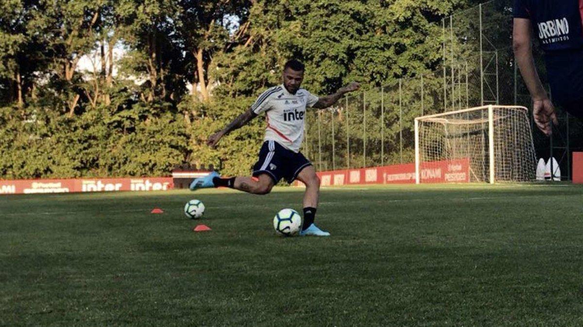 Dani Alves entrena ya con el Sao Paulo