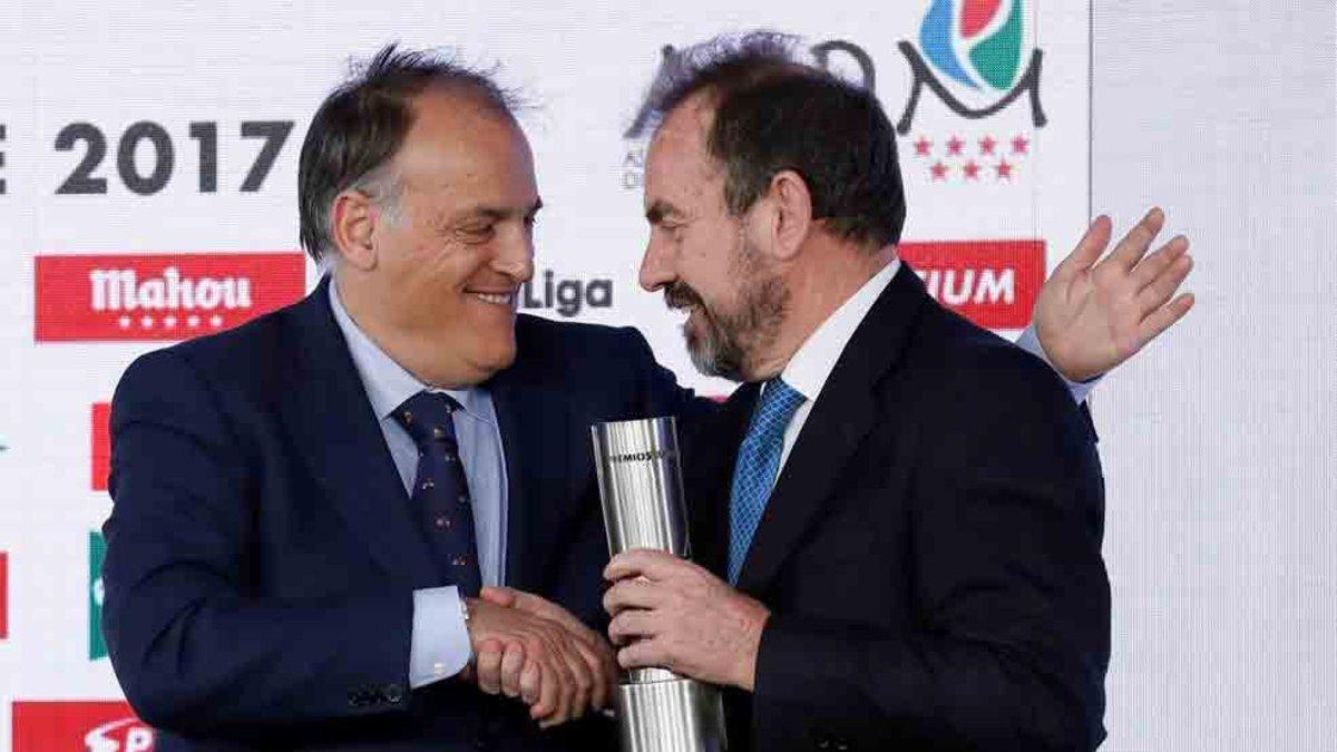 Ángel Torres, junto al presidente de la Liga, Javier Tebas